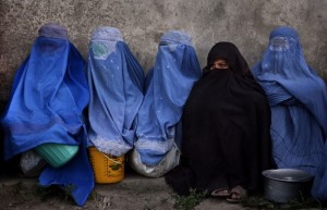 restaurant regulations in the Middle East : women wear burqas in public